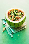 Gurken-Melonen-Salat in ausgehöhlter Wassermelone