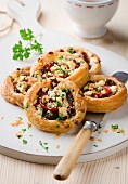Puff pastry tartlets with tomato and cheese