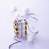 Cranberry-Nuss-Schnitte mit lila Geschenkband
