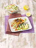 Lachsspiess mit Reis und Tomaten-Gurken-Salat