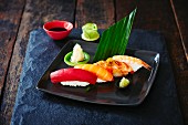 Verschiedene Nigiri-Sushi mit Wasabi und Ingwer (Japan)