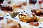 A muffin with icing sugar and figs