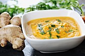 Karotten-Ingwer-Suppe mit Koriander