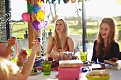 Mehrere Teenager feiern Geburtstagsparty