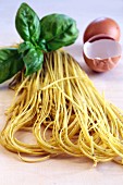 Flavoured pasta: tagliolini with egg and basil
