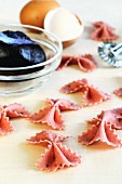 Flavoured paste: beetroot farfalle with egg