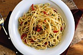 Spaghetti aglio, olio e peperoncino (Spaghetti mit Knoblauch, Öl und Chilischoten)