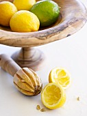 Zitronen und Limette, teilweise ausgepresst