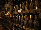 Tokajer-Flaschen, Jahrgang 1912, im Keller von Tokaj Oremus, Tolcsva, Ungarn