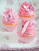 Romantische Cupcakes mit rosa Buttercreme und Schmetterling