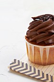 Ein Schokoladencupcake (Ausschnitt)