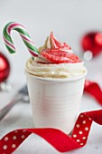 Weihnachts-Cupcake mit Zuckerstange und Pfefferminz-Buttercreme