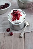 Meringue with vanilla pudding and berry jam