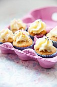 Mini-Cupcakes im rosa Eierkarton für Ostern