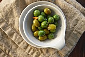 Grüne Oliven und Kapern im Schälchen