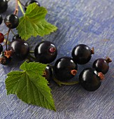 Blackcurrant with leaves (close-up)