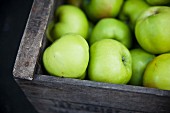 Eine Kiste Granny Smith Äpfel auf einem Markt in East London