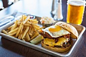 Cheeseburger mit Bacon, Spiegelei & Pommes Frites