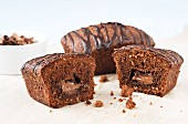 Schokoladen-Nougat-Kuchen, ganz und halbiert