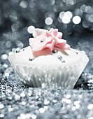 Festlicher Cupcake mit Silberperlen und Zuckerblumen