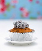 Cupcake mit grauer Buttercreme