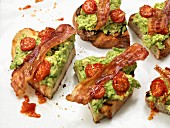 Toasts mit Bacon, Guacamole und Tomaten