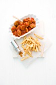 Curry sausage goulash with chips