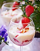 Cremedessert mit frischen Erdbeeren