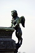 Menschenfigur mit Flügeln aus Metall im Versailler Schlosspark