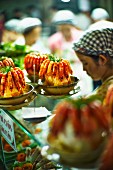 Street Food auf einem Markt in Saigon (Vietnam)