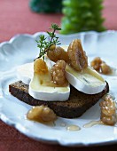 Pumpernickel topped with Camembert and honey nuts (Christmas)