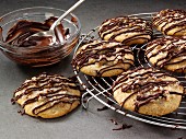 Cookies mit Schokoladenglasurstreifen