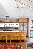 Offener Wohnraum mit modernem Küchenbereich, Theke und Barhocker aus Holz