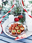 Pikante Torteletts mit Apfel und Schinken zu Weihnachten