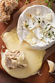 Gebackener Camembert mit Thymian und Knoblauch