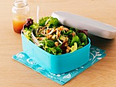 Blattsalat mit Räucherlachs in Lunchbox, dazu Dressing im Glas