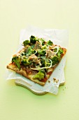 Pizza mit Thunfisch und Brokkoli