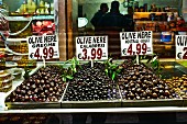 Oliven auf dem Markt (Italien)