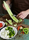 Gemüse für Gazpacho vorbereiten