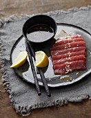 Thunfisch-Sashimi mit Ponzusauce