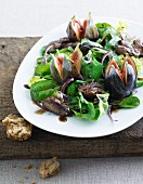 Green salad with figs and fried chicken liver