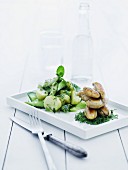Geratene Kabeljaurogen mit Kartoffel-Gurken-Salat