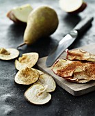 Apple and pear chips sprinkled with cinnamon and cardamom