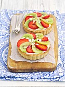 Tartlets with vanilla cream, kiwis and strawberries