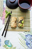 Sushi mit Smoothie auf Bambusmatte mit Sojasauce (Japan)