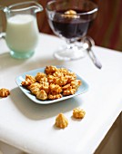 Mandelplätzchen, Milch und Heidelbeersuppe zum Herbstfrühstück