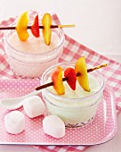 Rosa und weiße Marshmallowcreme mit Fruchtspiess