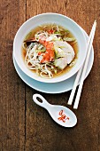 Noodle soup with prawns and chicken (Asia)
