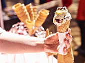 Hand hält Eiscreme in der Waffeltüte (Markt in Pretoria, Südafrika)