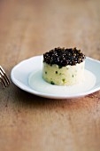 Kartoffeltörtchen mit Kaviar und Creme fraiche